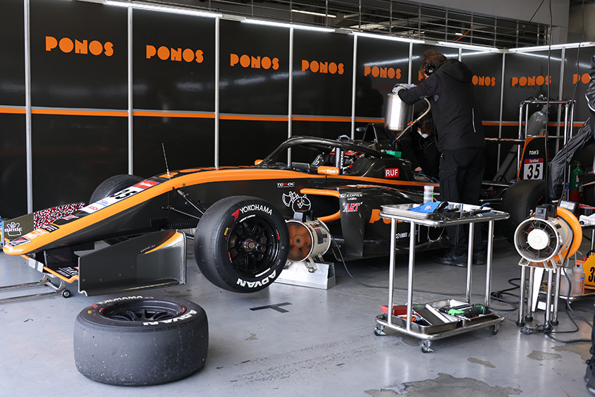 35号車PONOS Racing TOM’S 320