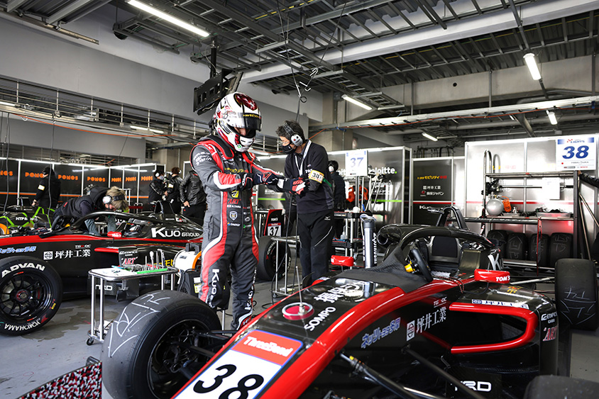 38号車Kuo モビリティ中京 TOM’S 320