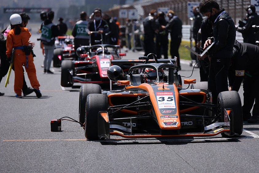 35号車PONOS Racing TOM’S 320 グリッドにて