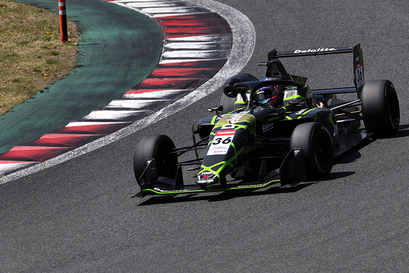 開幕戦 36号車Deloitte. HTP TOM’S 320　(写真：トヨタ自動車）