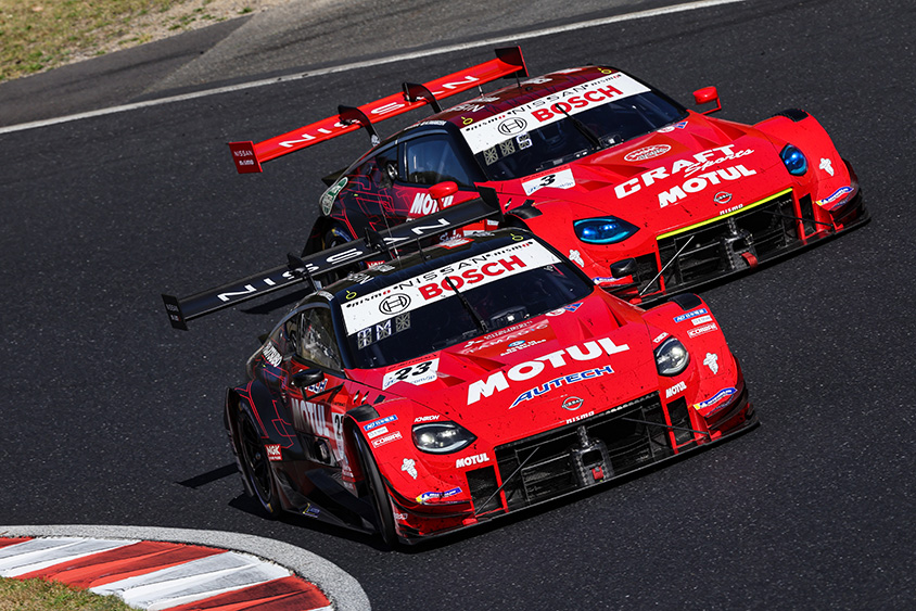 3号車 CRAFTSPORTS MOTUL Z  23号車 MOTUL AUTECH Z