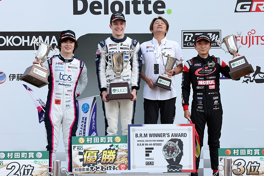 第５戦　1位の表彰台に立つサッシャ・フェネストラズ選手/KONDO RACINGと近藤真彦監督