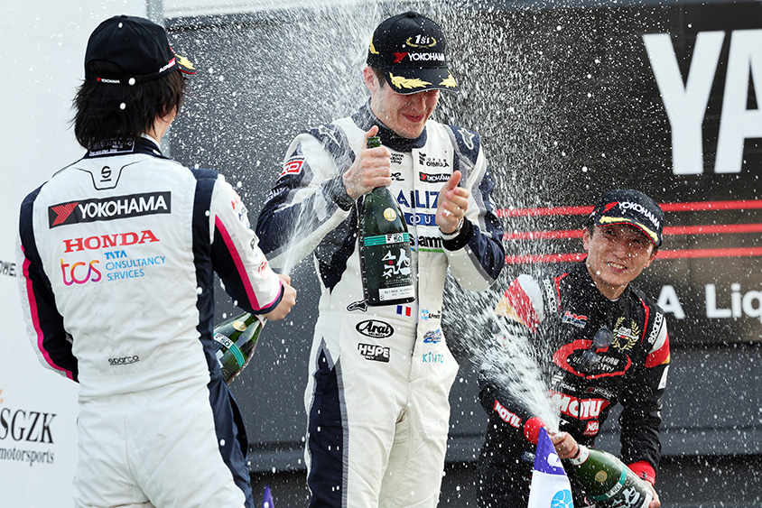 2位の大湯　都史樹選手/TCS NAKAJIMA RACINGと3位の野尻　智紀選手/TEAM MUGENに祝福のシャンパンファイトをされる初優勝のサッシャ・フェネストラズ選手/KONDO RACING