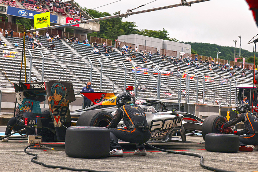 38号車 坪井翔選手(P.MU/CERUMO・INGING)