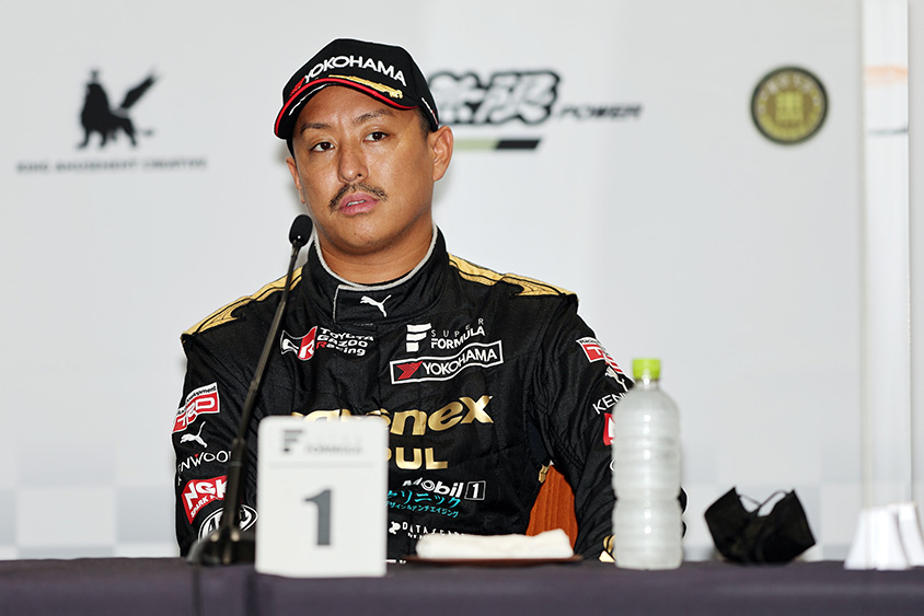 レース終了後、インタビューに答える関口雄飛選手
