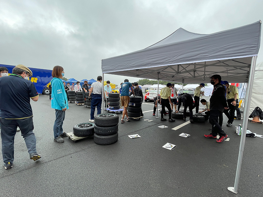 CUPレース村の準備を進める人たち