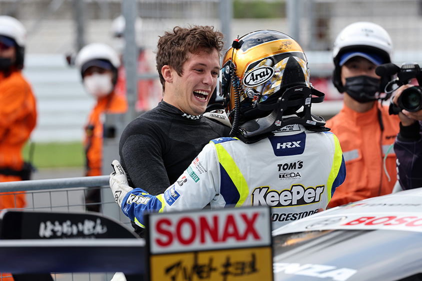 GT500クラス　優勝を喜ぶサッシャ・フェネストラズ選手（左）と宮田莉朋選手（右）/TGR TEAM KeePer TOM'S
