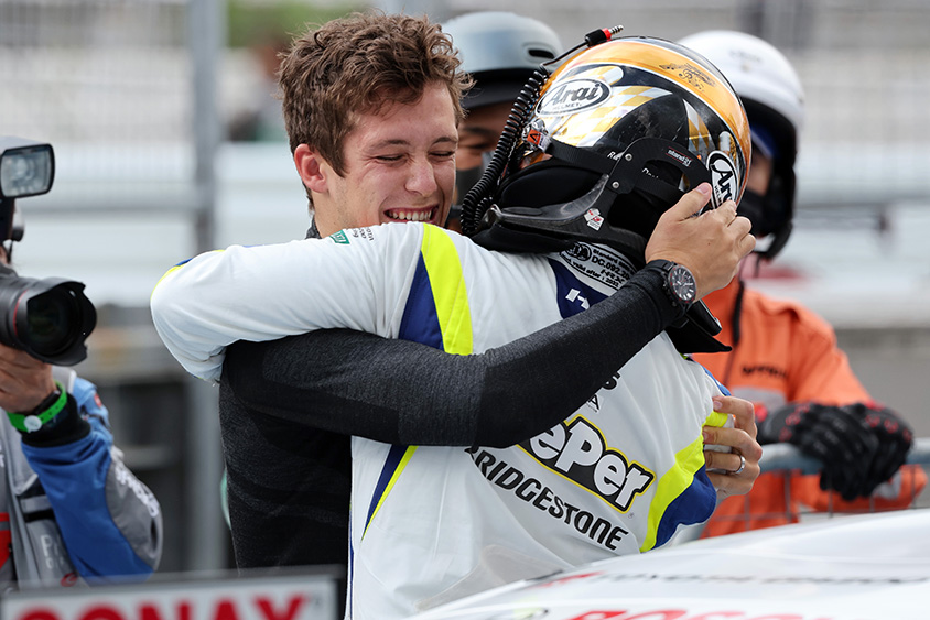 抱擁を交わすサッシャ・フェネストラズ選手（左）と宮田莉朋選手（右）