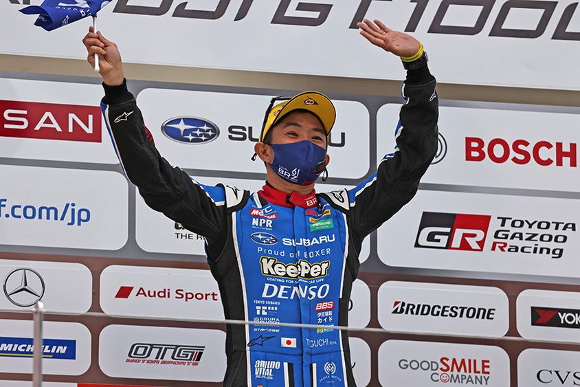 笑顔で手を振る井口卓人選手/ R＆D SPORT