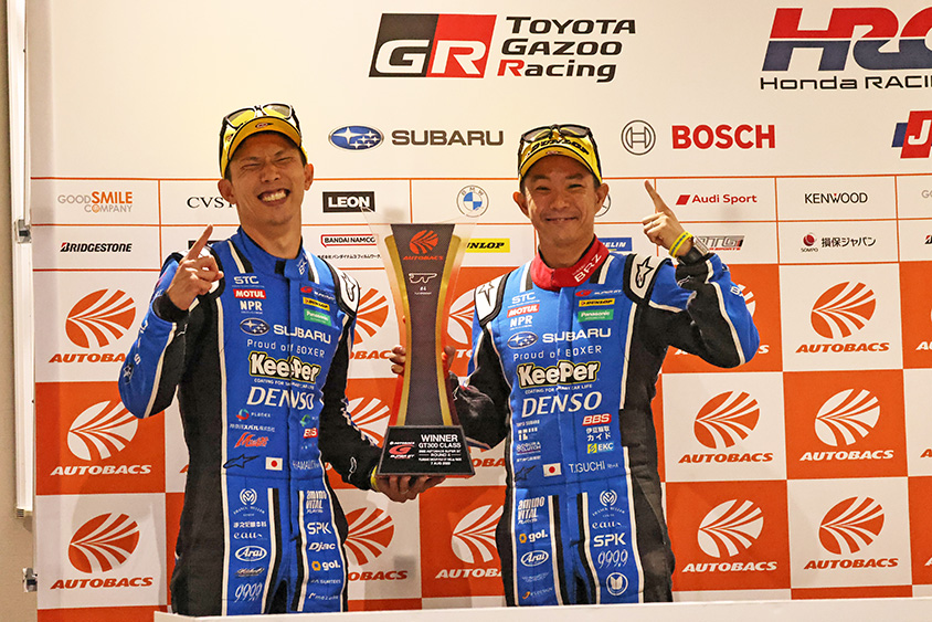 笑顔の山内選手（左）と井口選手（右）。左手には山内選手が100戦目を記念して作った黄色のリストバンド。