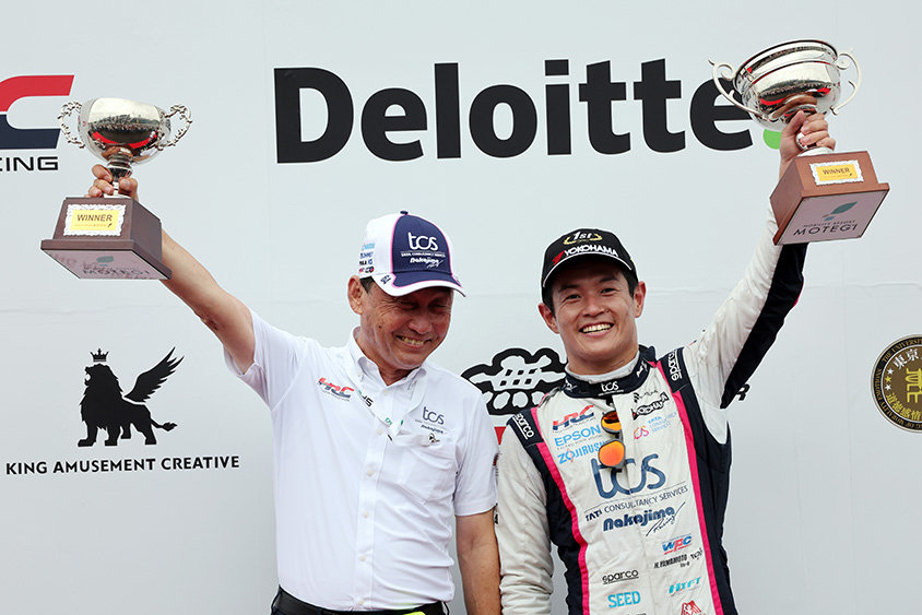 左から中嶋悟監督と優勝の山本尚貴選手/TCS NAKAJIMA RACING（2022スーパーフォーミュラ第7戦もてぎ）