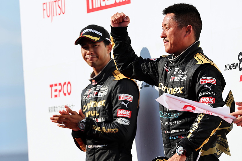 ガッツポーズの関口雄飛選手（左）と拍手でたたえる平川亮選手（右）