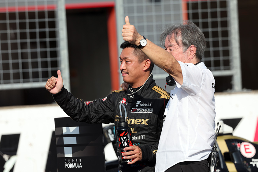 第８戦優勝の関口雄飛選手（左）と星野一義監督（右）