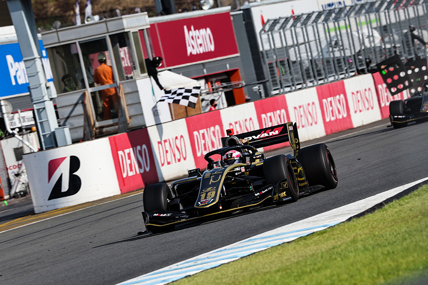 関口雄飛選手の19号車