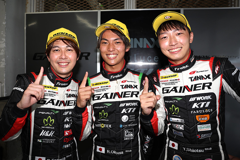 左から富田 竜一郎選手、大草りき選手、塩津 佑介選手/ GAINER