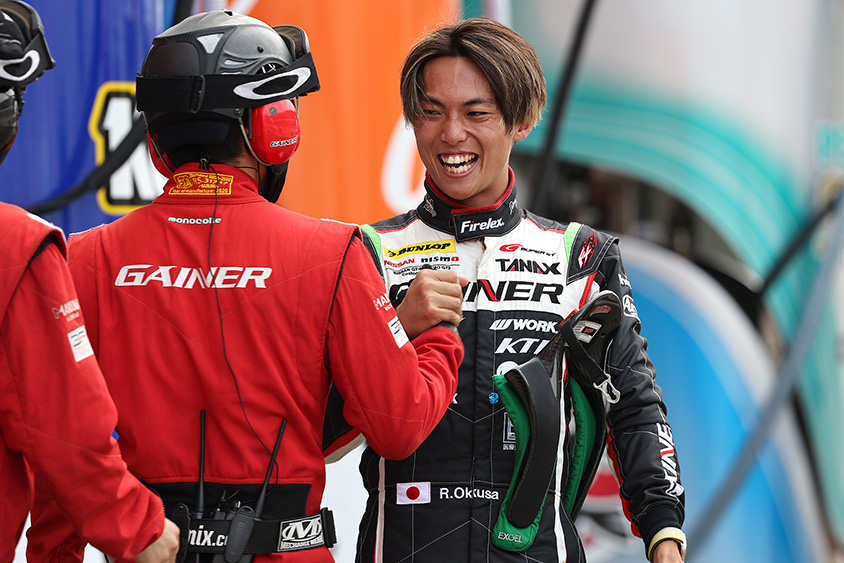 メカニックと握手を交わす大草りき選手/ GAINER