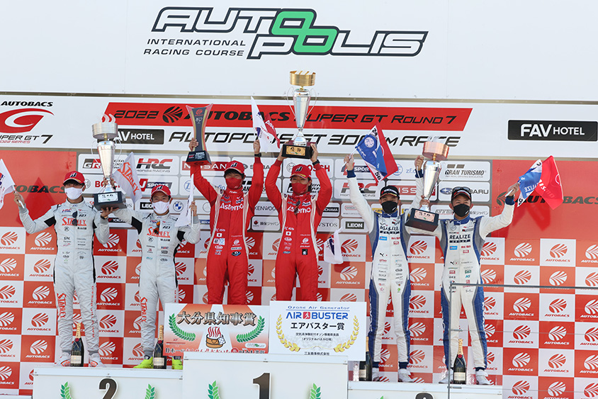 中央はGT500で優勝した塚越広大選手、松下信治選手