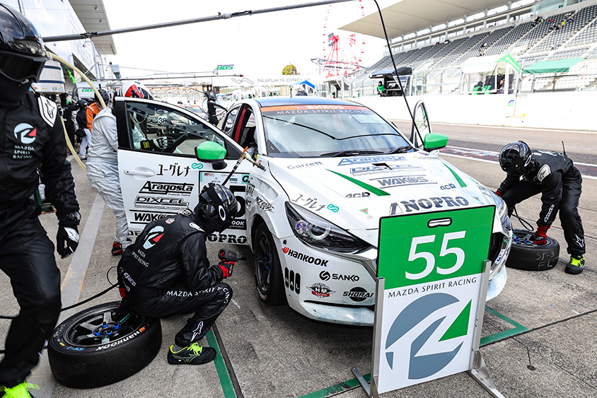 スーパー耐久シリーズ2022　第1戦鈴鹿5時間耐久レース 55号車　MAZDA2 Bio concept　タイヤ交換