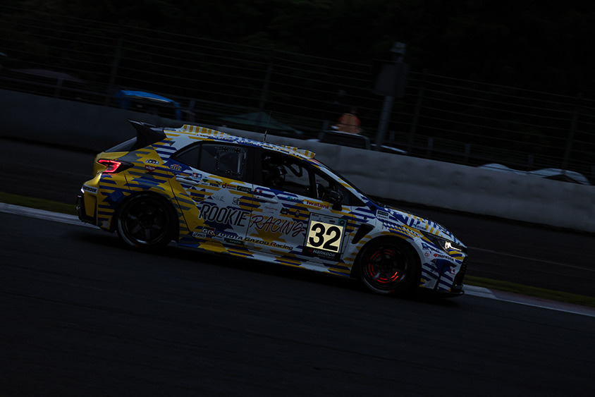 夜間走行に入った32号車 ORC ROOKIE Racing Corolla H2 concept