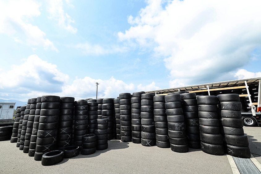 24時間耐久レースで酷使されたタイヤの山