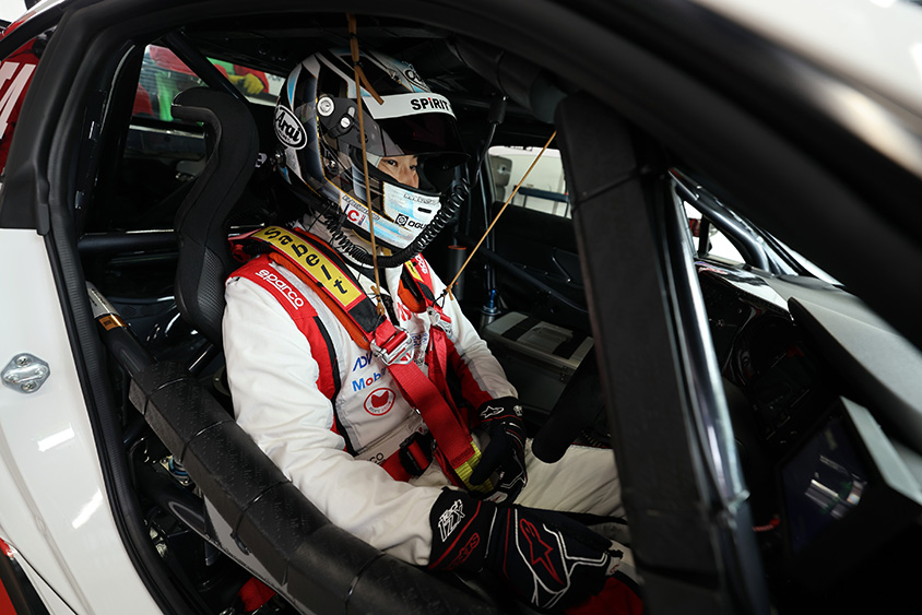 新型GR86の運転席に乗り込む山下健太選手
