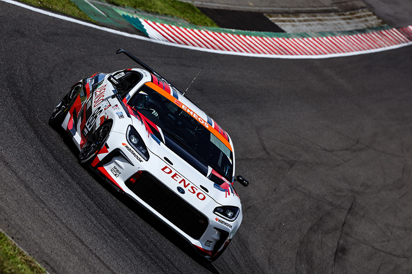 TOM’S SPIRITで新型GR86をドライブする山下健太選手