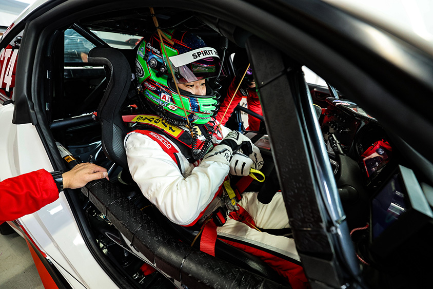 新型GR86の運転席に乗り込む河野俊佑選手