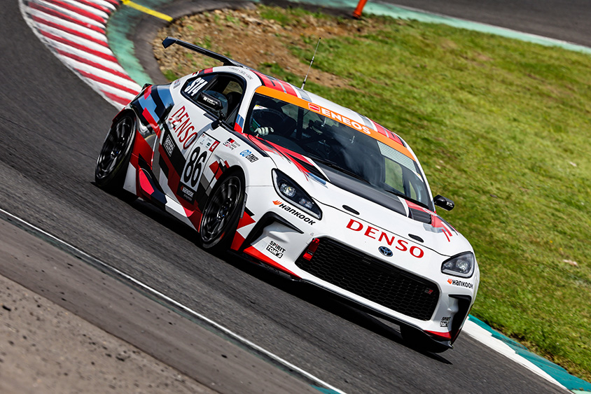 新型GR86をドライブする河野俊佑選手