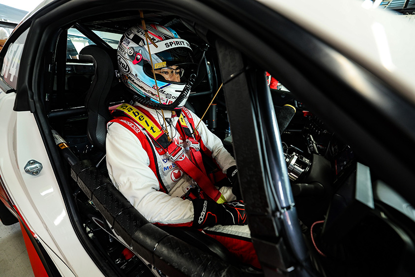 新型GR86の運転席に乗り込む松井孝允選手