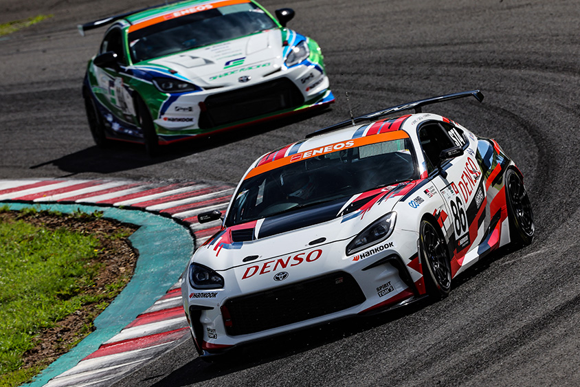 新型GR86をドライブする松井孝允選手