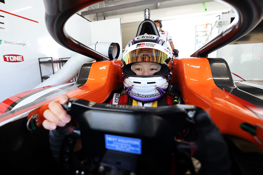 コックピットに収まった小山美姫選手