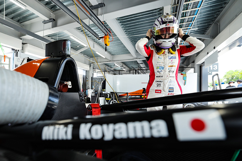 コックピットに乗り込む小山選手