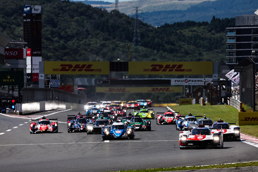 予選1,2位のトヨタGAZOO Racingのハイパーカーがレースをリードする