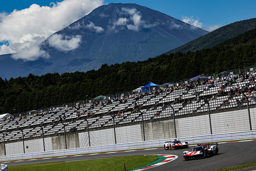 富士山を背にホームレースを走る平川亮選手