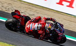 レースを題材にすると、よりドラマチックな写真に仕上げたくなる。