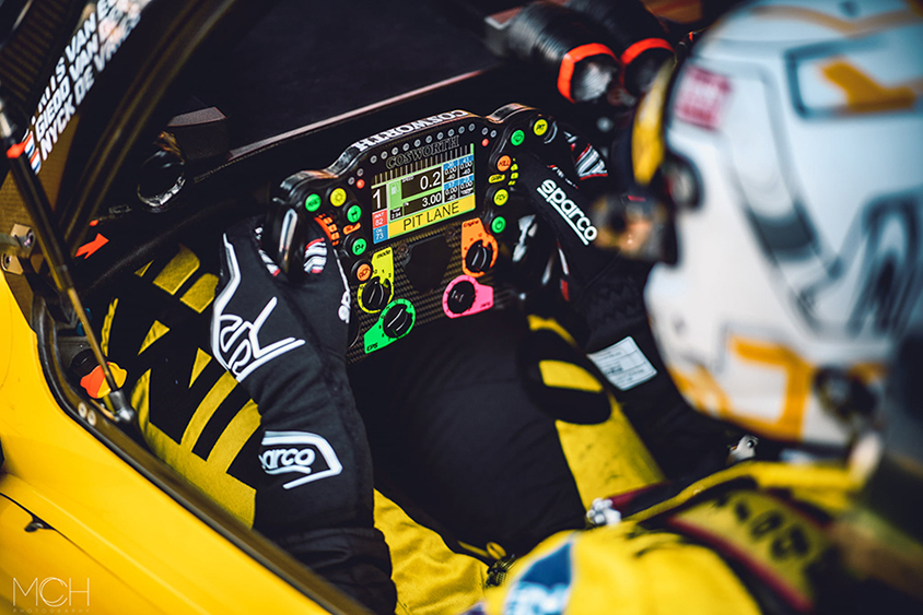 ゲームのコントローラーのようなステアリング