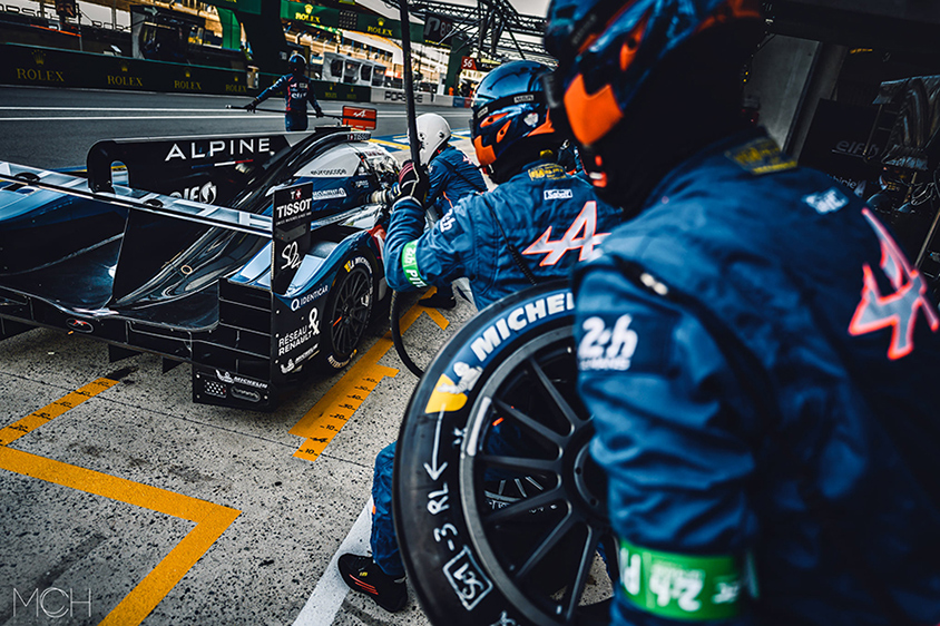 タイヤ交換のため給油が終わるのを待つ