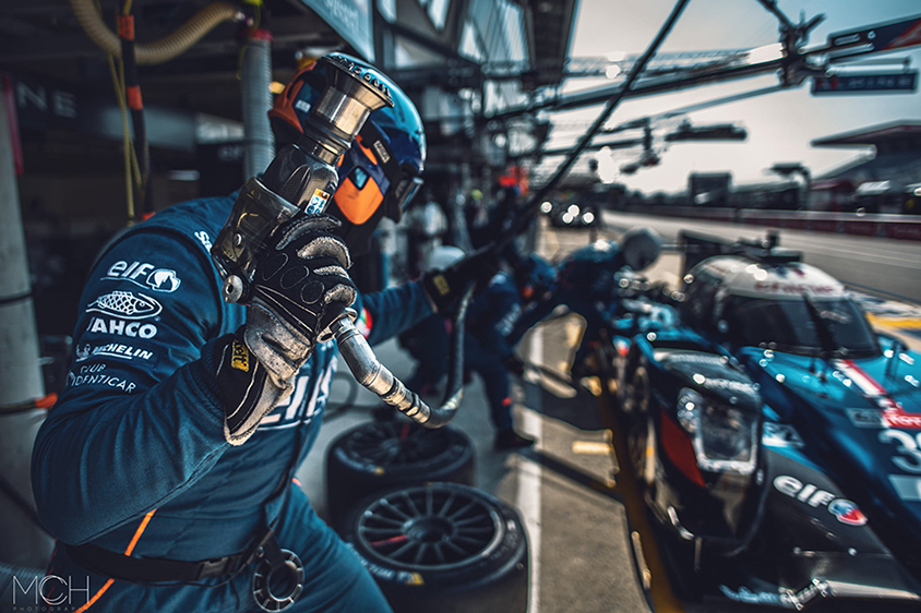 インパクト片手にタイミングを待つ