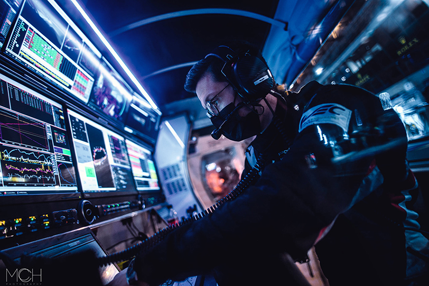 データ分析、解析。まるで宇宙船の中のよう