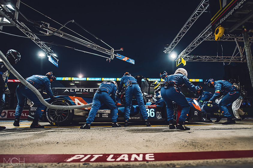 夜のピット作業。この瞬間だけでもこれだけのクルーがマシンを支える