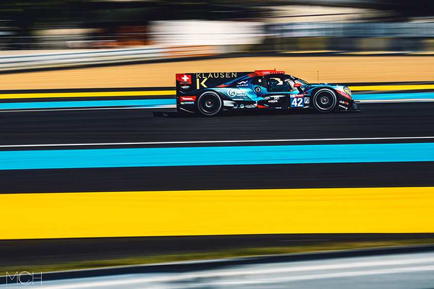 キャンバスに描かれたストライプのなかを走っているような雰囲気