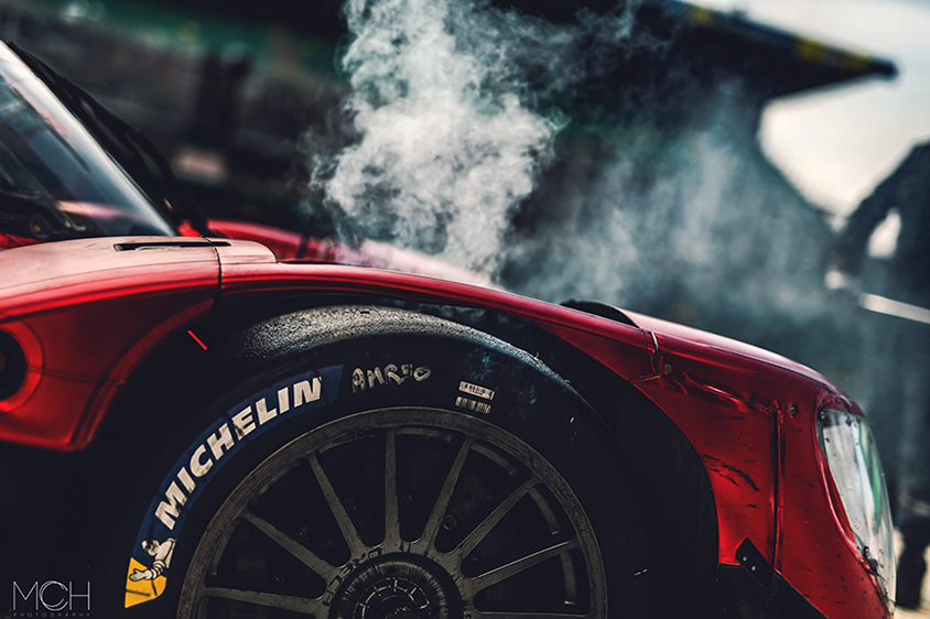 ブレーキパッド粉が焦げる臭いが立ち込める