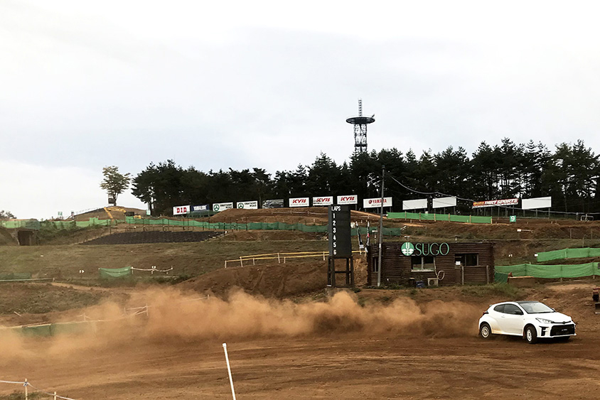 TRACKモードはコーナー進入時にクルマの向きを変えるきっかけだけつければあとはアクセルでイメージ通りの弧を描きながら加速する