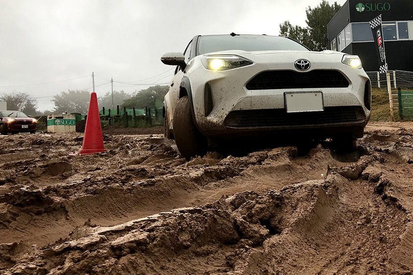 深い泥ねい路もMUD＆SANDモードで走れる