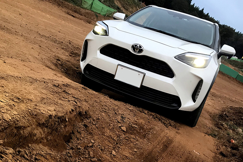 対角線状に凸凹がある場所へ。右前輪が凹部に入っている状態