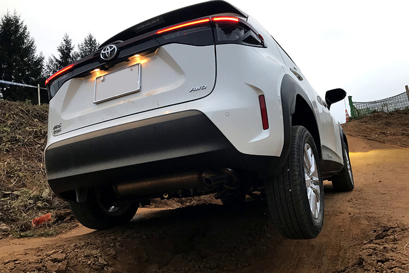 左前輪が凹部に入ると右後輪が浮く。こういったときにマルチテレインセレクトをROCK&DIRTにして脱出