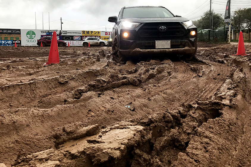 RAV4もマルチテレインセレクトをMUD＆SANDモードで走る。コーナリング脱出時にアクセルを踏み込んでいくとトルクベクタリング機構が効き、曲がりやすくなる