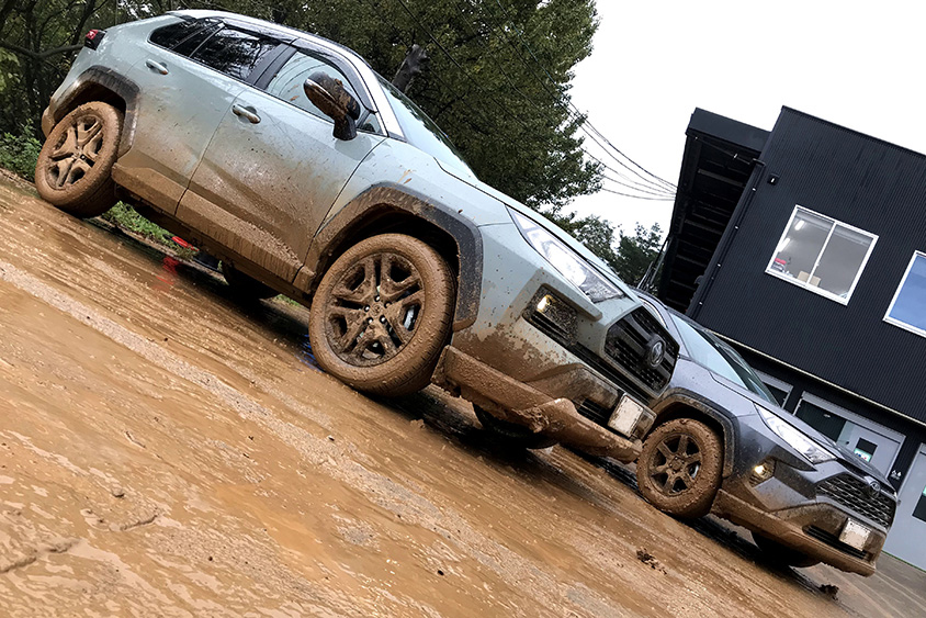 「好きにまみれろ！」がコピーのRAV4。今回は「泥にまみれろ！」がぴったり