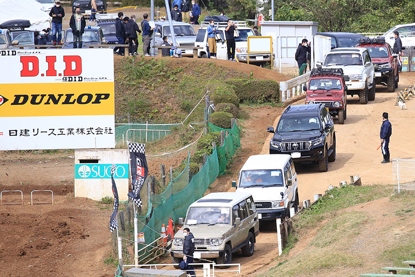 愛車の4WDでコースインを待つ来場者