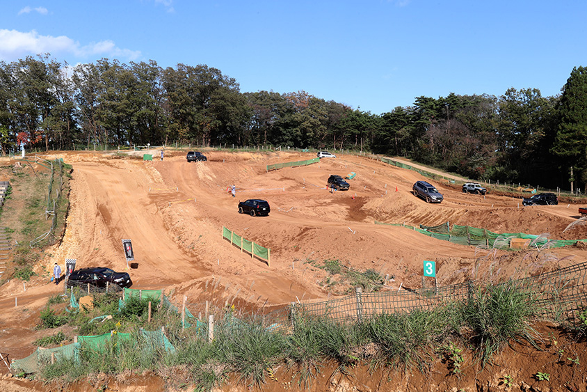 ふだんバイクしか走らないモトクロスコースを年に一度、4WDで走れる稀有なイベント